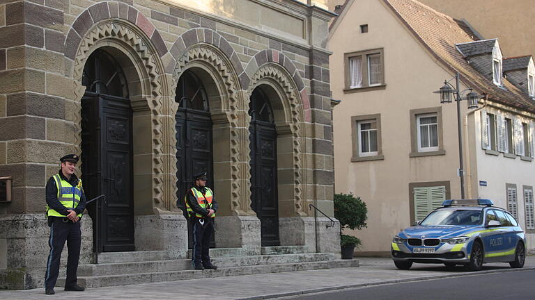 Nach Anschlag in Halle: Wie ist die Stimmung in Würzburg?       -  Auch in der Region Mainfranken hat die Polizei nach dem Anschlag von Halle/Saale ihre „präventiven Maßnahmen zum Schutz insbesondere von jüdischen Einrichtungen erhöht“, wie eine Sprecherin des Polizeipräsidiums bestätigte. Anhaltspunkte für eine konkrete Gefährdung gebe es jedoch nicht. Dennoch wurde am Donnerstag in Kitzingen auch eine Veranstaltung im städtischen Kulturzentrum der Alten Synagoge durch Einsatzkräfte bewacht.