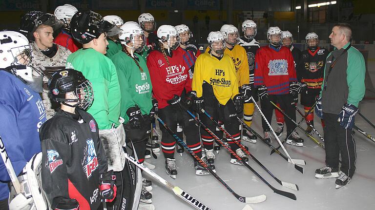 Die drei Porada-Schwestern Pauline, Florentine und Josephine (ab 3. von links) gemeinsam beim Training (rechts Trainer Andreas Thebus) mit der U20 der Haßfurter 'Young Hawks'.