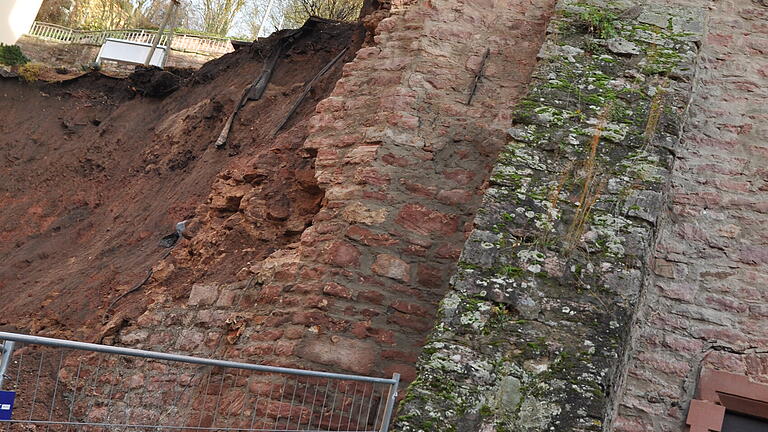 Hinter der Wertheimer Stiftskirche stürzte am Dienstagmorgen eine acht Meter hohe Mauer ein. Nach aktuellem Sachstand wurde kein Mensch verletzt. Hinter der Wertheimer Stiftskirche stürzte am Dienstagmorgen eine acht Meter hohe Mauer ein. Nach aktuellem Sachstand wurde kein Mensch verletzt.