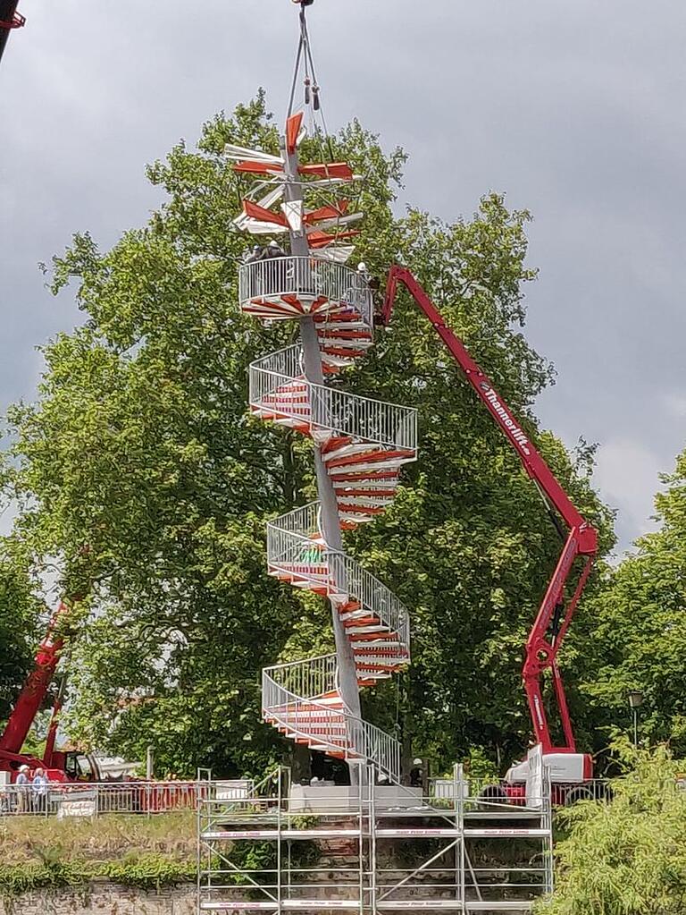 Wendelt sich über der Donau empor: der neue Berblinger-Turm in Ulm.