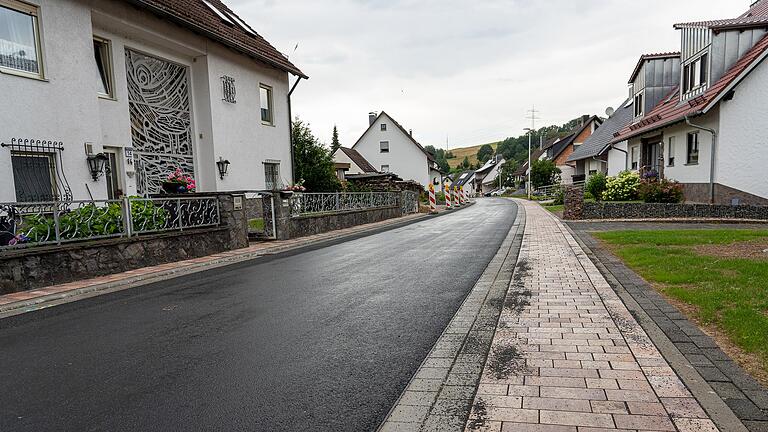 Die Straße 'Pfalzwiesen' ist fertiggestellt: Im Haushaltsplan der Gemeinde schlägt sich die Sanierung nochmals mit 478 000 Euro und 38 500 Euro Planungskosten nieder.