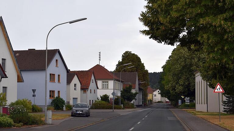 In Lebenhan will die Stadt Bad Neustadt alle Straßenlampen auf LED-Technik umrüsten. Mit Nachtabsenkung, wie hier in der Wollbacher Straße, und Bewegungsmeldern in den anderen Straßen soll zusätzlich Energie gespart werden.&nbsp;