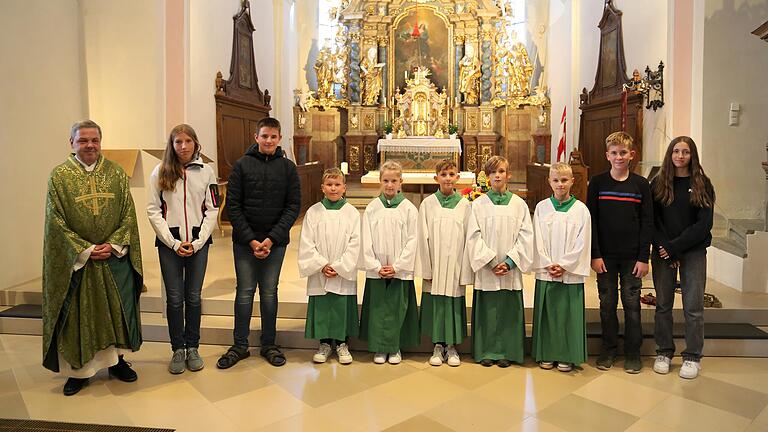 Im Bild: Pfarrer Andreas Hutzler, Sarah Dahmann, Julian Polz, Leonardo Berkes, Amelie Buhl, Benedikt Albert, Emil Klein, Jannik Schmitt, Noah Schlotter, Linda Merkl.