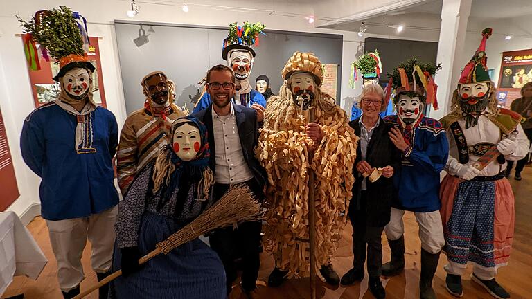 Die Rhöner Fastnacht lebt: Bürgermeister Björn Denner und Christa Münch, umrahmt von 'echten' Jüden, Hexen, Spiemännern und Fosenöchtern.