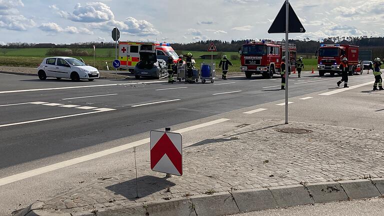 Den Einsatz mehrerer Rettungskräfte löste der Unfall am Sonntagnachmittag auf der Volkacher Umgehungsstraße aus.