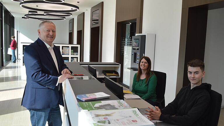 Einen Platz an der Sonne haben Melanie Morper und Lukas Deininger (im Bild mit Landrat Thomas Bold) am Service-Point der neuen Kfz.-Zulassungsstelle im Telekomgebäude (Bauteil F des Landratsamts).