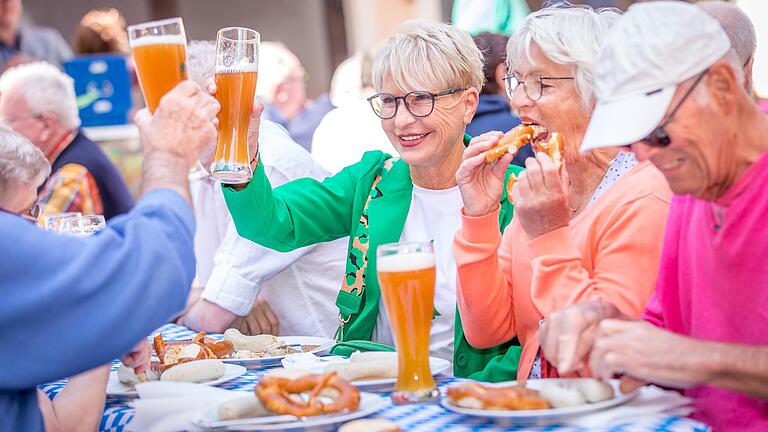 Landtagskandidatin Andrea Behr unterhält sich am Samstag beim Weißwurstfrühstück im Innenhof der Metzgerei Naser im Würzburger Stadtteil Sanderau mit Bürgern.