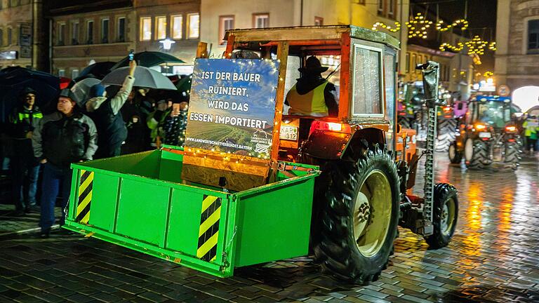 Unlängst protestierten Landwirtinnen und Landwirte zum Beispiel in Hammelburg (unser Foto) gegen den geplanten Abbau von Agrar-Subventionen.