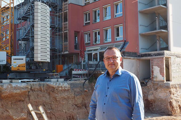 Dieter Reichert vor der Baustelle für den Anbau des Seniorenzentrums der Heroldstiftung in Karlstadt. Dieter Reichert vor der Baustelle für den Anbau des Seniorenzentrums der Heroldstiftung in Karlstadt.