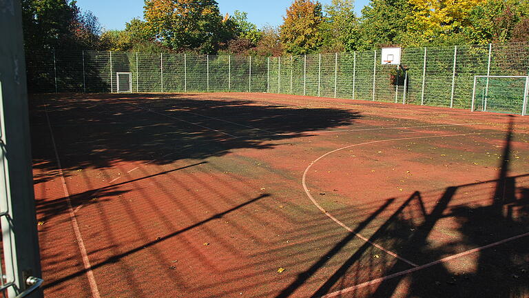 Der Tennisplatz hat schon bessere Zeiten erlebt.