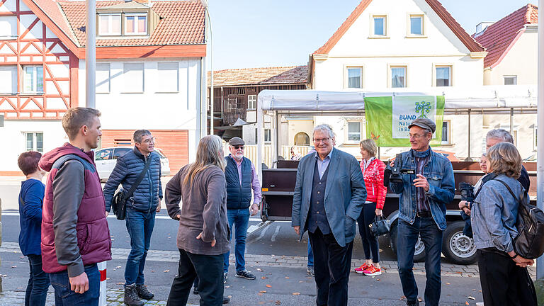 Schwebheim gilt als Vorzeigegemeinde für ökologische Landschaftsgestaltung. Der Bund Naturschutz lud deshalb mit Altbürgermeister Hans Fischer zu einer Exkursion mit dem Planwagen durch die Schwebheimer Flur ein. Mit dabei war auch die Schwebheimer BundestagsabgeordneteAnja Weisgerber.