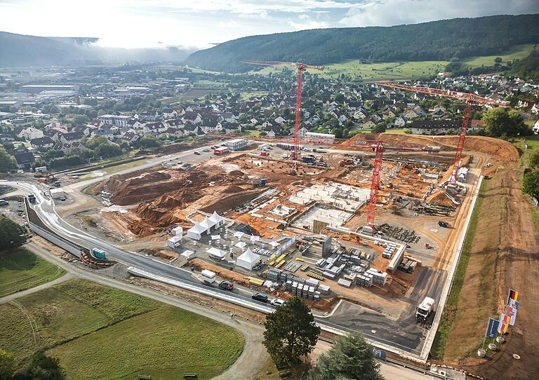 Auf der Baustelle ist seit dem Spatenstich vor einem Jahr viel passiert: Zum Beispiel wurden 50.000 Kubikmeter Erde bewegt.