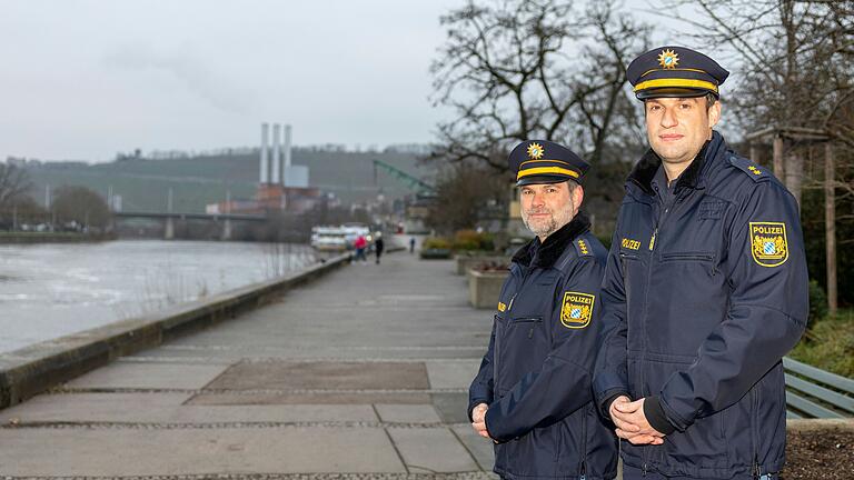 Gibt es wirklich eine Drogenszene in Würzburg? Die Polizei kontrolliert weiter. Unser Bild zeigt von links: Michael Libionka (Leiter der Polizeiinspektion (PI) Würzburg-Stadt) und Joachim Hupp (stellvertretender Dienststellenleiter) am Mainkai. Gibt es wirklich eine Drogenszene in Würzburg? Die Polizei kontrolliert weiter. Unser Bild zeigt von links: Michael Libionka (Leiter der Polizeiinspektion (PI) Würzburg-Stadt) und Joachim Hupp (stellvertretender Dienststellenleiter) am Mainkai.