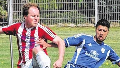 Hoch das Bein: Ein Tänzchen wagen der Dampfacher Dominik Ebert (links) und sein Münnerstadter Gegenspieler.