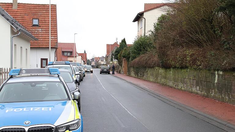 Zahlreiche Fahrzeuge von Polizei und Behörden standen Mitte Dezember am Rand der Durchgangsstraße während einer Hausdurchsuchung in Esselbach.