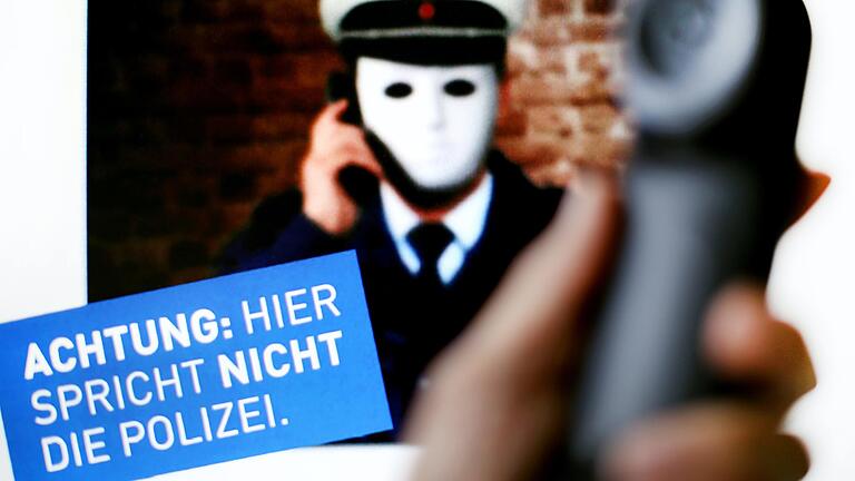 Mit Plakaten wie diesem versucht die Polizei vor 'falschen Polizisten' zu warnen.