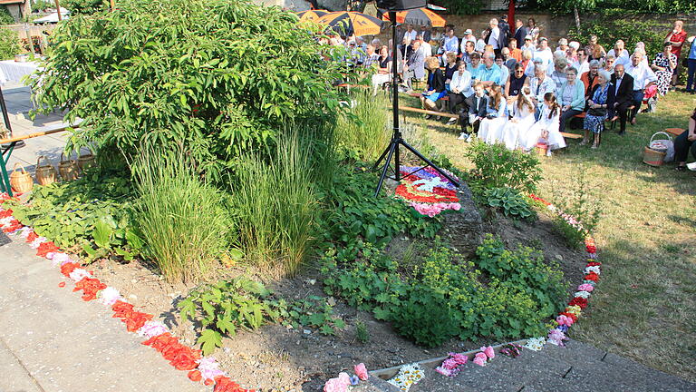 Am Hochfest Fronleichnam feierten die katholischen Gläubigen in Gerolzhofen im Garten des Pfarrer-Hersam-Hauses einen Gottesdienst unter freiem Himmel. Anschließend folgten sie der traditionellen Prozession durch die Straßen der Altstadt.