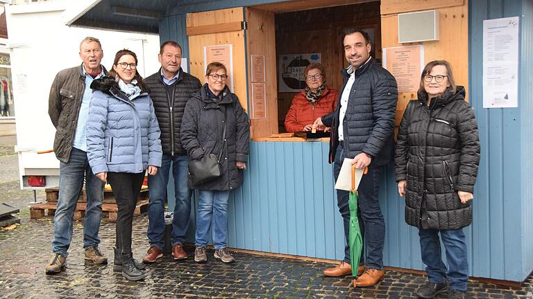Am angestammten Platz steht das Loshäuschen auf dem Marktplatz, wo Bürgermeister Michael Werner (2. von rechts) am Montagmorgen den Verkauf freigegeben hat. Am angestammten Platz steht das Loshäuschen auf dem Marktplatz, wo Bürgermeister Michael Werner (2. von rechts) am Montagmorgen den Verkauf freigegeben hat.