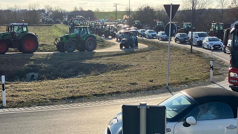 Der Konvoi aus mehreren Hundert Fahrzeugen setzt sich von Volkach aus in Richtung Biebelried in Bewegung. Der Konvoi aus mehreren Hundert Fahrzeugen setzt sich von Volkach aus in Richtung Biebelried in Bewegung.