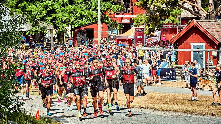 Die Ötillö-Swimrun-Weltmeisterschaft 2023 kurz nach dem Start in Sandhamn