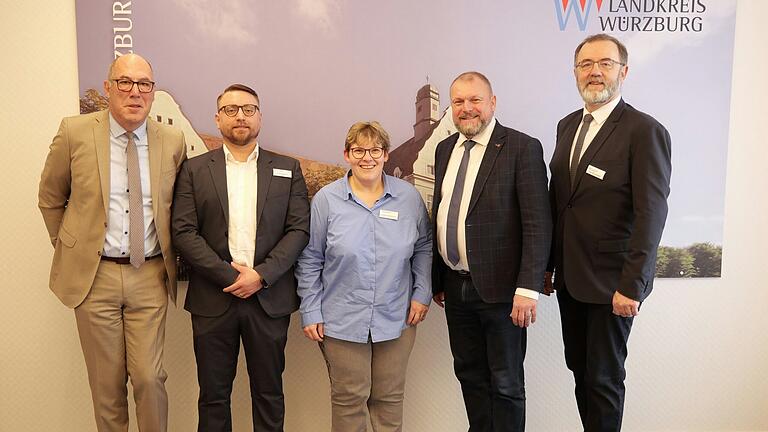 Das Amt für Jugend und Familie des Landkreises Würzburg hat sich neu aufgestellt. Jugendhilfeplaner Jonas Fabricius (2.v.l.) und Verfahrenslotsin Stefania Andreicovits (Mitte) sind neu im Team des Jugendamtes des Landkreises Würzburg. Der stellvertretende Landrat Waldemar Brohm (links), Landrat Thomas Eberth (2.v.r.) und der Leiter des Amtes für Jugend und Familie, Michael Schumacher, begrüßten die neuen Mitarbeiter. Das Amt für Jugend und Familie des Landkreises Würzburg hat sich neu aufgestellt. Jugendhilfeplaner Jonas Fabricius (2.v.l.) und Verfahrenslotsin Stefania Andreicovits (Mitte) sind neu im Team des Jugendamtes des Landkreises Würzburg. Der stellvertretende Landrat Waldemar Brohm (links), Landrat Thomas Eberth (2.v.r.) und der Leiter des Amtes für Jugend und Familie, Michael Schumacher, begrüßten die neuen Mitarbeiter.