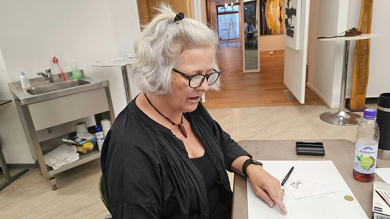 Andrea S. Gertz hatte die Idee, den 'Kreativen Montag' in Bad Neustadt zu etablieren. Sie steht den Teilnehmenden mit Rat und Tat zur Seite. Andrea S. Gertz hatte die Idee, den 'Kreativen Montag' in Bad Neustadt zu etablieren. Sie steht den Teilnehmenden mit Rat und Tat zur Seite.