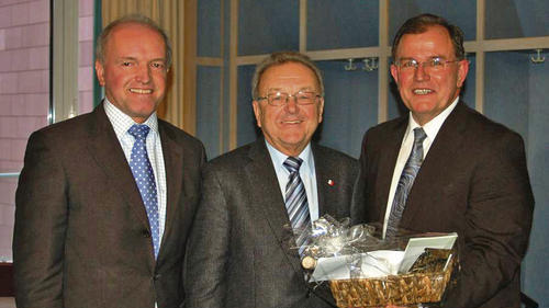 Bei der Zweckverbandsversammlung des Fränkischen Freilandmuseums Fladungen wurde Adolf Büttner aus Oberwaldbehrungen verabschiedet. Er gehörte von 1983 bis 2008 dem Bezirkstag an. Bezirkstagspräsident Erwin Dotzel und der Zweckverbandsvorsitzende, Rhön-Grabfeld-Landrat Thomas Habermann, dankten für den Einsatz. Bei der Zweckverbandsversammlung des Fränkischen Freilandmuseums Fladungen wurde Adolf Büttner aus Oberwaldbehrungen verabschiedet. Er gehörte von 1983 bis 2008 dem Bezirkstag an. Bezirkstagspräsident Erwin Dotzel und der Zweckverbandsvorsitzende, Rhön-Grabfeld-Landrat Thomas Habermann, dankten für den Einsatz.