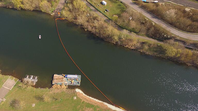 Geschafft: Die Ölsperre auf dem Main bei Schonungen steht. Geschafft: Die Ölsperre auf dem Main bei Schonungen steht.