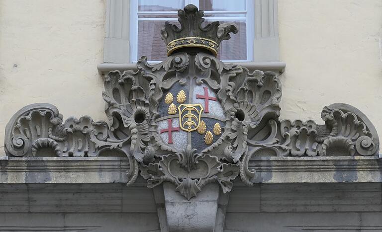 Wappen am Marmelsteiner Hof (heute Bischöfliches Ordinariat) mit dem Wappen des Dompropstes Franz Konrad von Stadion und Thannhausen.