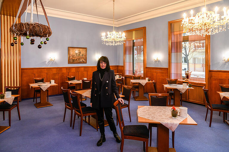 Claudia Amberger-Berkmann vom Hotel Amberger in ihrem leeren Frühstücksraum.