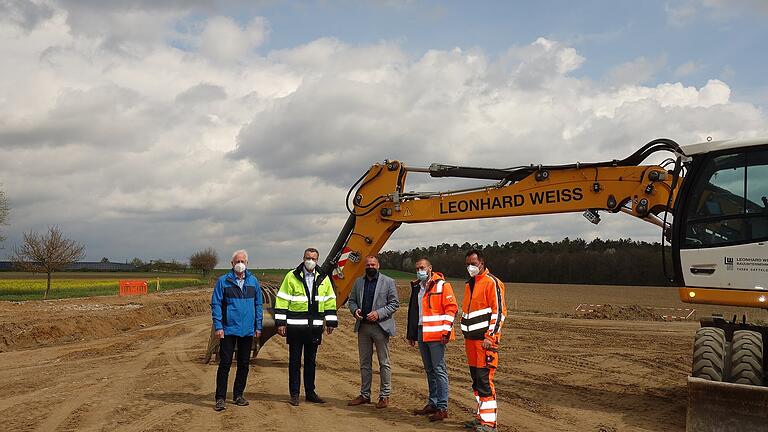 Baustellenbesuch: Gadheims Ortssprecher Walter Dieck, Veitshöchheims Bürgermeister Jürgen Götz, Landrat Thomas Eberth, Bereichsleiter Straßenbau der Fa. Weiss, Michael Schneider und Polier Ralph Landwehr am entstehenden Kreisverkehr an der WÜ 3 bei Veitshöchheim.