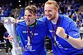 Linus Geis (rechts) bejubelt den Triumph des TBV Lemgo Lippe im DHB-Pokal mit Torwart Finn Zecher, dem Matchwinner im Finale gegen Melsungen.