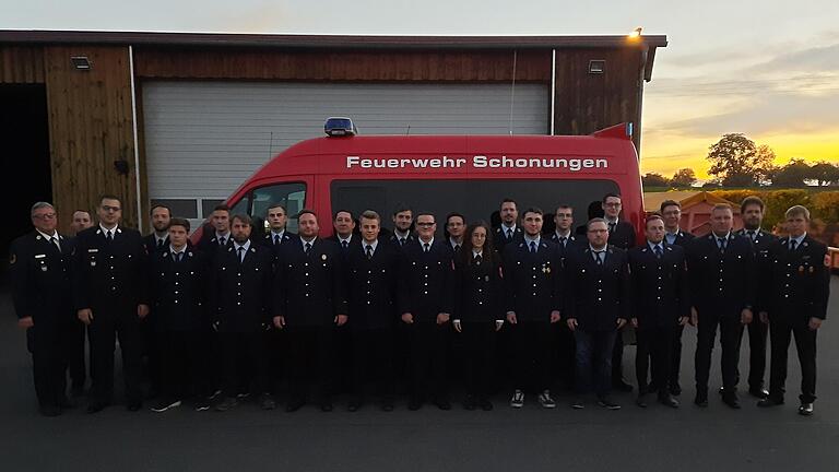 Das Bild zeigt die neuen Fahrzeugmaschinisten mit ihren Ausbildern und Kreisbrandrat Holger Strunk (links).