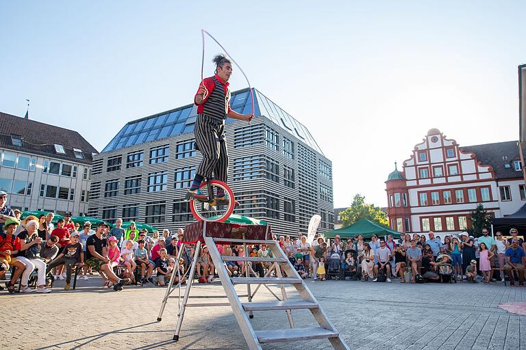 Circo Eguap begeisterte am unteren Markt.