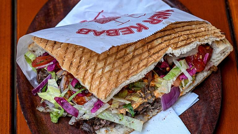 Döner in Berlin       -  Die Berliner Variante: Ein Döner im Doyum Restaurant in der Admiralstraße. (Archivbild)