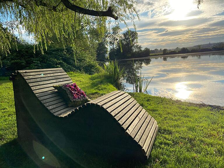 Projekt 1: Ein Kissen aus Reisig, Moos und Blumen am Wonfurter 'Löchle'.