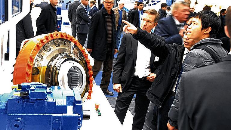 Großer Andrang: Messebesucher aus aller Welt informieren sich auf dem Rexroth-Stand über Produkte und Entwicklungen. Großer Andrang: Messebesucher aus aller Welt informieren sich auf dem Rexroth-Stand über Produkte und Entwicklungen.