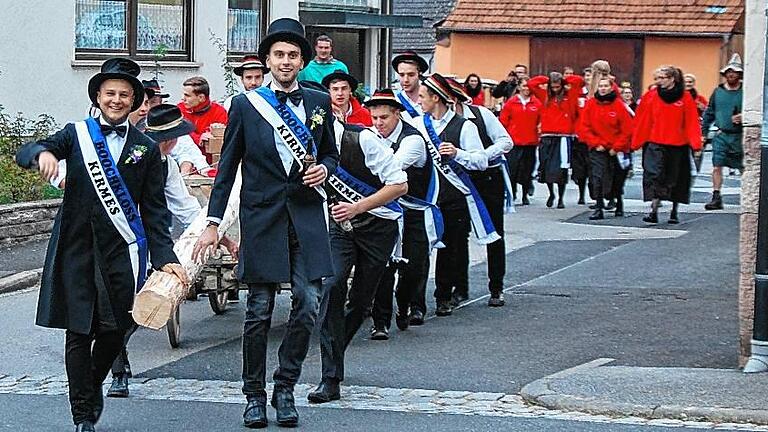 Angeführt von den beiden amtierenden &bdquo;Plootzmännern&ldquo; Nico Rossmann (links) und Stefan Schmitt zog die Kirmesgesellschaft los.