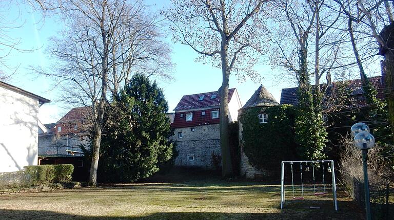 Im Norden und Westen der Stadt weisen die 'Grünen Bänder' viele Lücken auf, wie etwa die geplante Grünverbindung vom Fichtelsgarten zum Stadttheater (Bild) und weiter zum Main. Gleiches gilt für die Grünverbindung vom Fichtelsgarten über den Spitalseeplatz zur Wern. Im Norden und Westen der Stadt weisen die 'Grünen Bänder' viele Lücken auf, wie etwa die geplante Grünverbindung vom Fichtelsgarten zum Stadttheater (Bild) und weiter zum Main. Gleiches gilt für die Grünverbindung vom Fichtelsgarten über den Spitalseeplatz zur Wern.