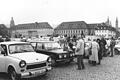 Trabis, Ladas und Wartburgs: Auf dem Residenzplatz dominieren am Wochenende nach dem Mauerfall Autos aus der DDR.