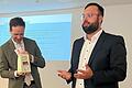 Christopher Siepak (rechts) dankte Dr. Felix Wobst (links) für seinen informativen Vortrag zur Grundsteuerreform bei einer CSU-Informationsveranstaltung.