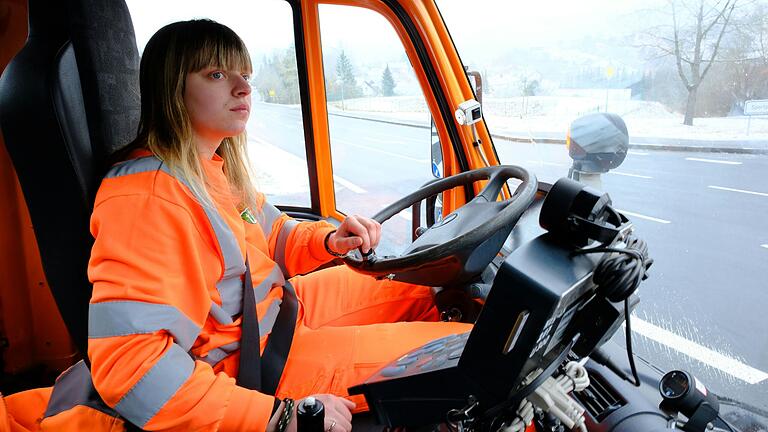 Geschulter Blick: Straßenwärterin Regina Leier manövriert routiniert ihren Winterdienst-Unimog. Geschulter Blick: Straßenwärterin Regina Leier manövriert routiniert ihren Winterdienst-Unimog.