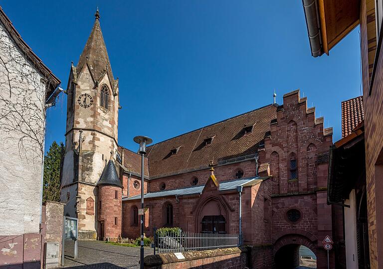 Die Niedernberger Pfarrkirche St. Cyriakus hat einen mittelalterlichen Teil und zwei Erweiterungen der Jahre 1897/98 sowie 1931. Die Niedernberger Pfarrkirche St. Cyriakus hat einen mittelalterlichen Teil und zwei Erweiterungen der Jahre 1897/98 sowie 1931. 