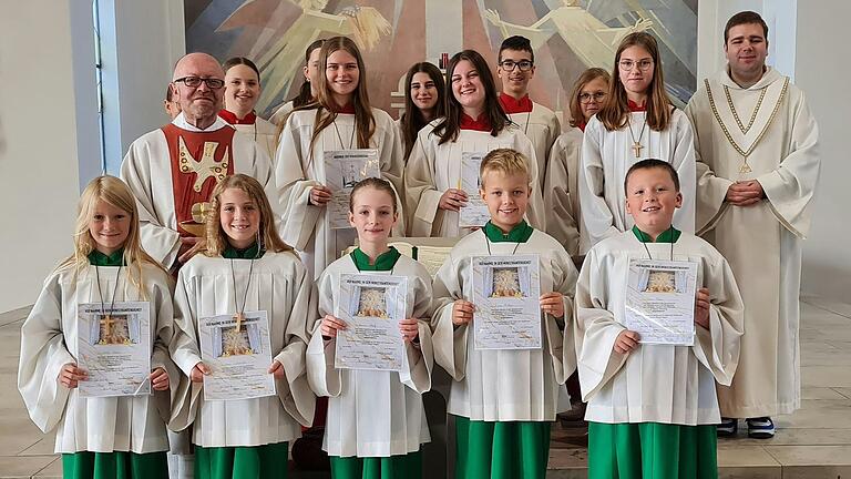 Vorne von links: die neuen Ministranten/innen Mila Hahn, Leni Schüssler, Emma Metz, Tom Weber und Leon Klein, Bildmitte: Pfr. Leo Brand, die verabschiedeten Ministrantinnen Ann-Kathrin Heitel und Josefine Götz, Pastoralassistent Kevin Krämer.