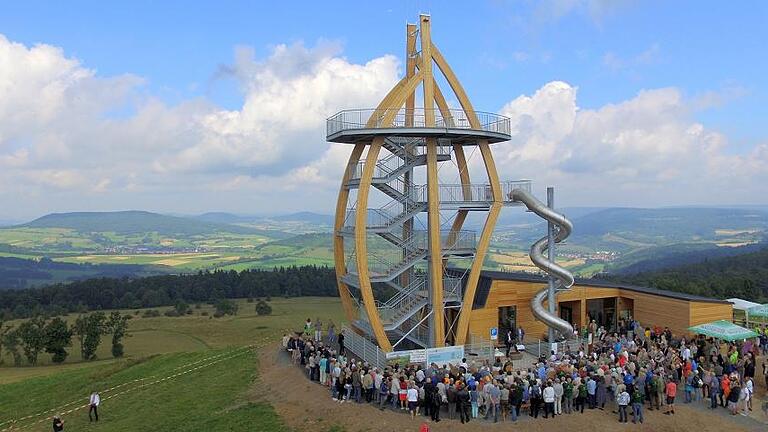 Noahs Segel auf dem Ellenbogen ermöglicht einen Blick über weite Teile der Rhön in Thüringen, Hessen und Bayern sowie den Thüringer Wald.