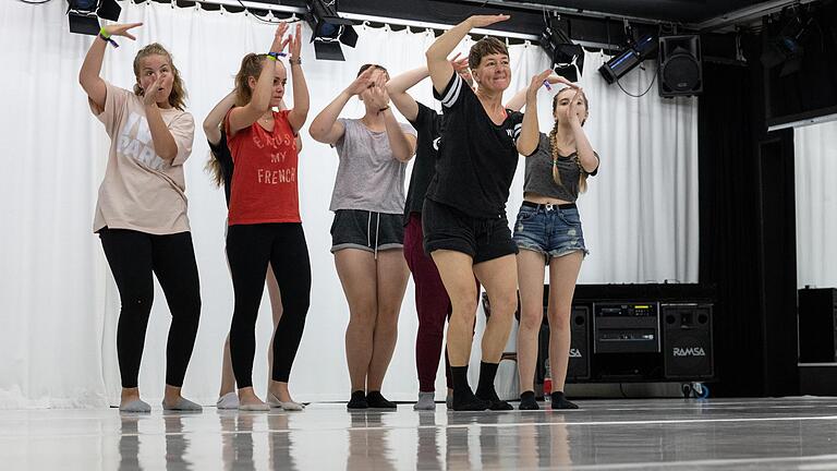 Musik, bildende Kunst und Tanz standen im Mittelpunkt der Workshops beim 'Jungen Hafen'. Im Bild die Schülerinnen vom Dietrich-Bonhoeffer-Gymnasium aus Wertheim beim Einstudieren einer Choreografie. Foto: Patty Varasano