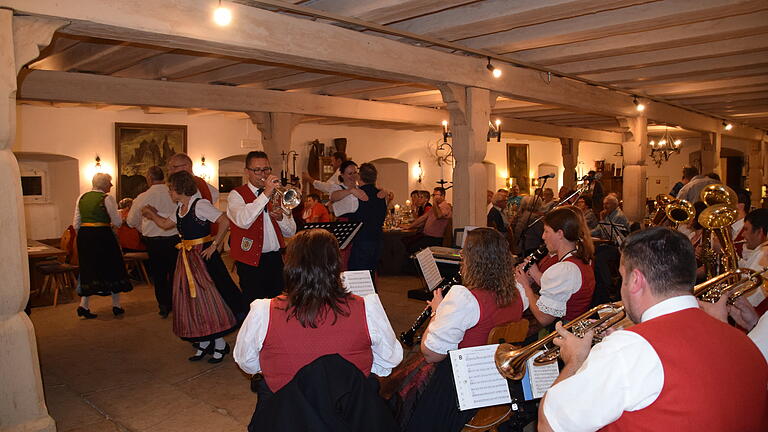 Der Musikverein Sulzheimer forderte mit fränkischen Rundtänzen das Publikum zum Tanzen auf. Foto: Alexandra Trunk