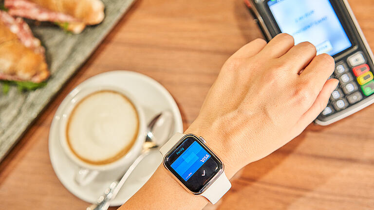 Den Kaffee einfach mit der Uhr bezahlen, das ist für Apple-Nutzer jetzt auch in Deutschland möglich.