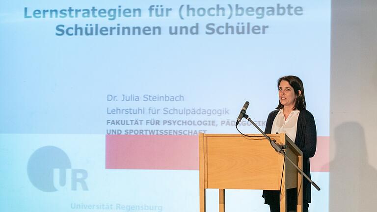 Dr. Julia Steinbach vom Lehrstuhl für Pädagogik aus Regensburg referierte auf Einladung des Deutschhaus Gymnasiums über Lernstrategien.