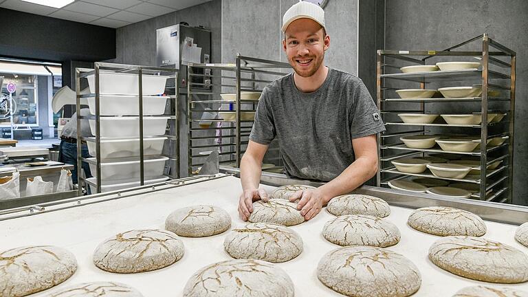 In der Theaterstraße in Würzburg hat die Brotbäckerei Düll eröffnet. Mit Transparenz und besonderer Präsentation will Bäckermeister Sebastian Düll den Menschen den Wert von Brot nahebringen.